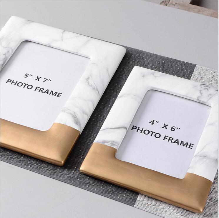 Cadre Photo Moderne Effet Marbre avec Bord Doré pour Présentation sur Table