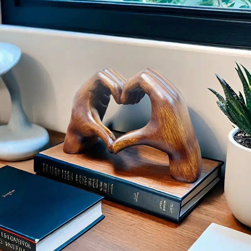 HeartEvoke – Elegant Resin Sculpture for Timeless Romance
