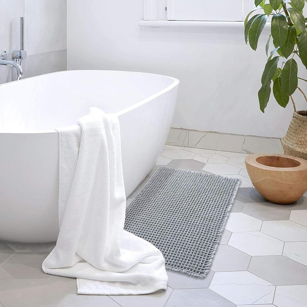 LuxeWeave – Waffle Structure Bath Mat with Ultimate Comfort & Absorption