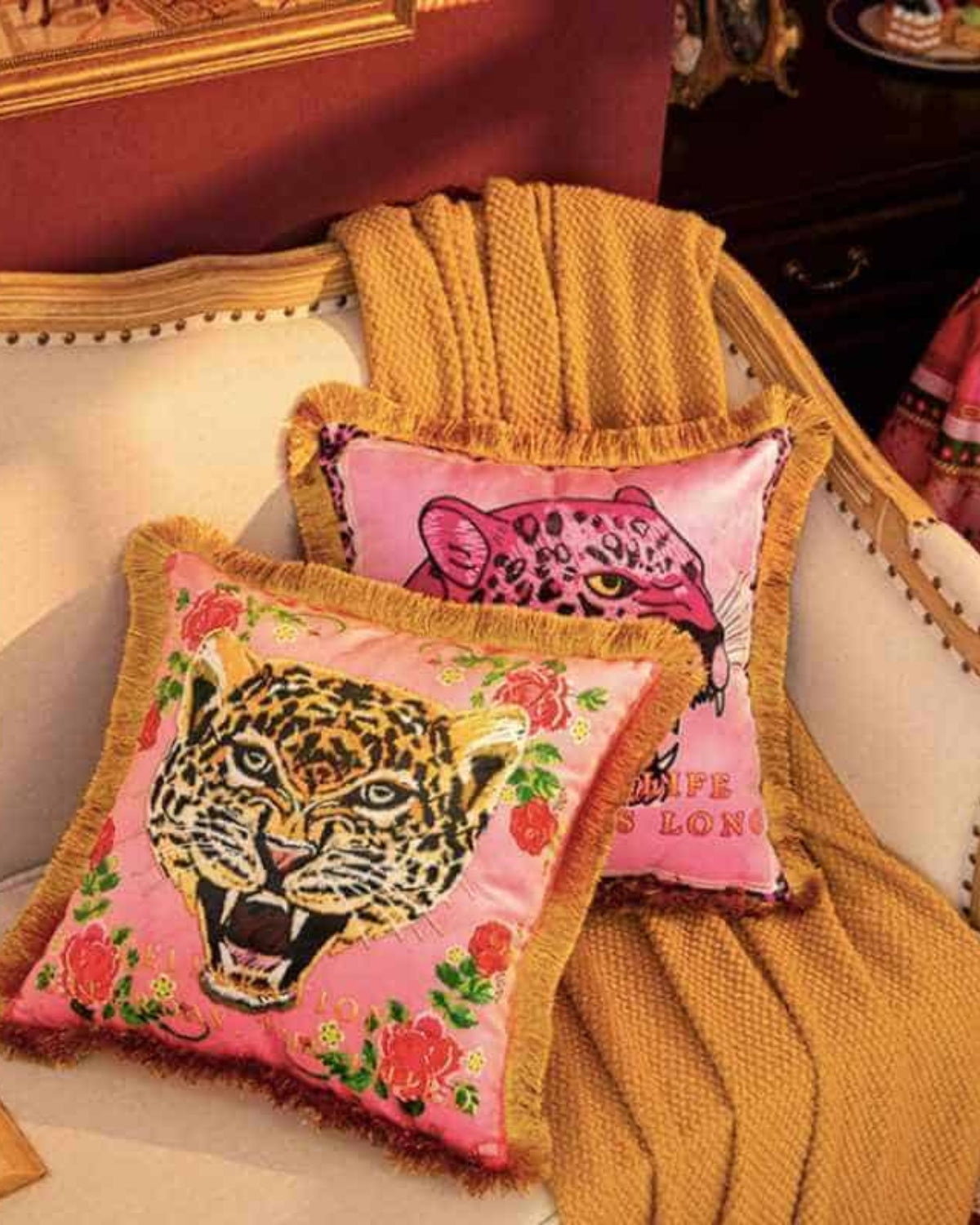 Velvessence – Luxurious Velvet Cushion with Royal Panther Print for Stylish Interior