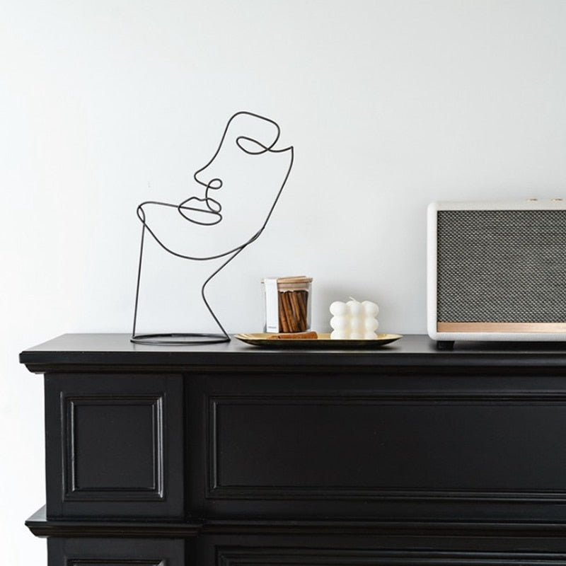 ArteLinea – Elegant Metal Wall Decoration with Abstract Line Art for Stylish Interiors