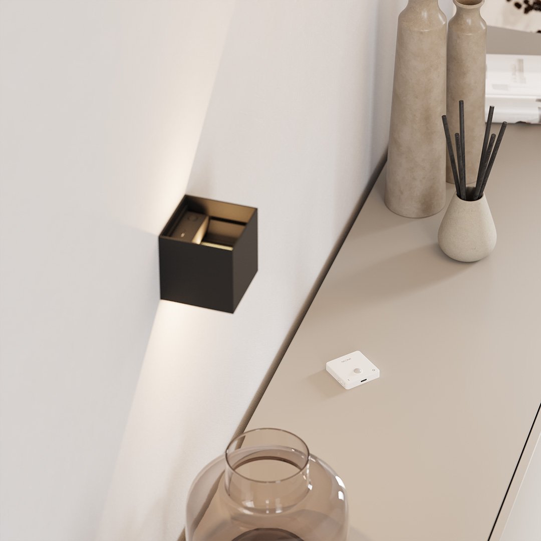 Xena – LED Wall Lamp with Adjustable Light Valves