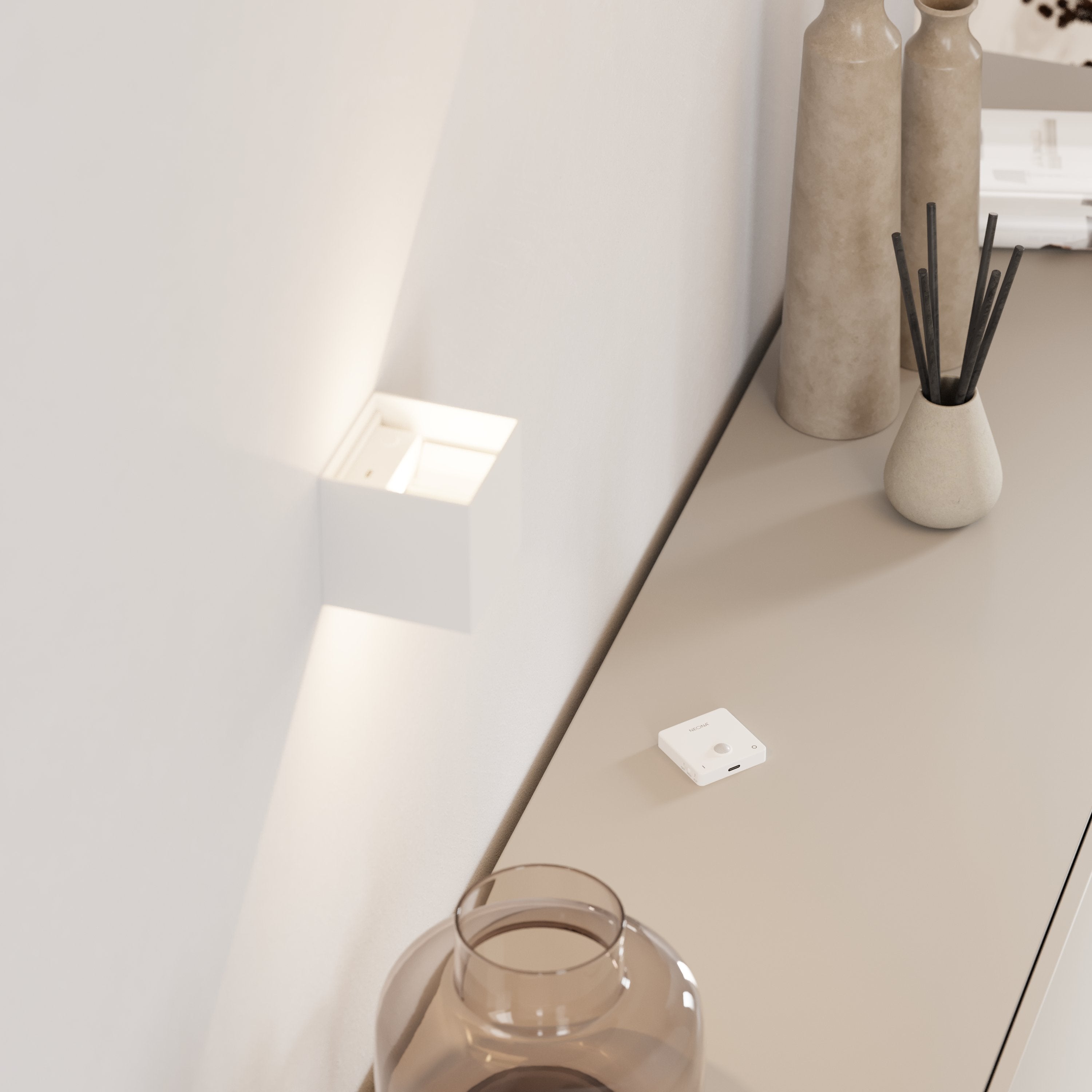 Xena – LED Wall Lamp with Adjustable Light Valves