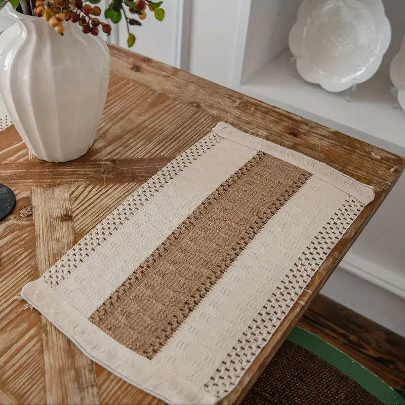 Set de quatre sets de table bohèmes avec insert en jute et franges pour table à manger