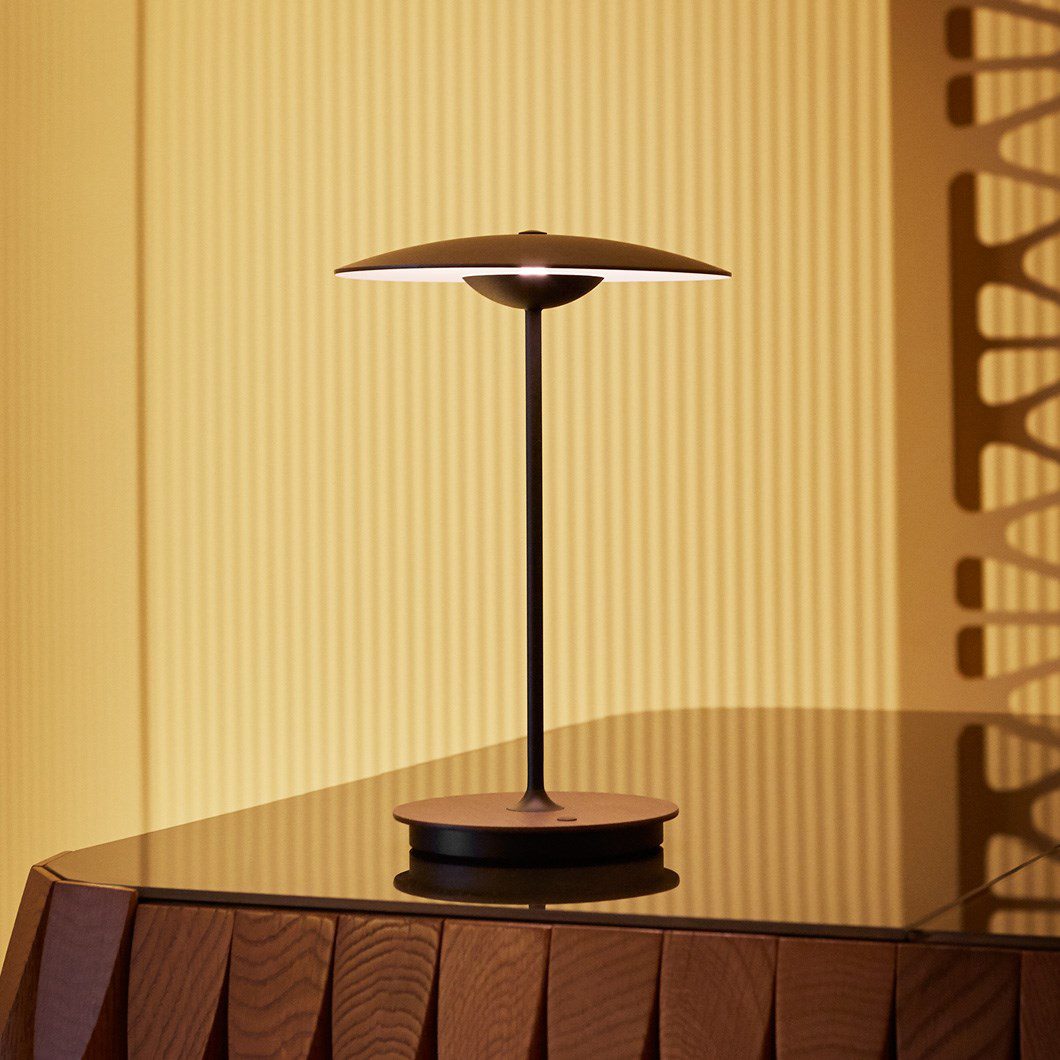 GingerGlow – Modern Table Lamp with Luxurious Lighting