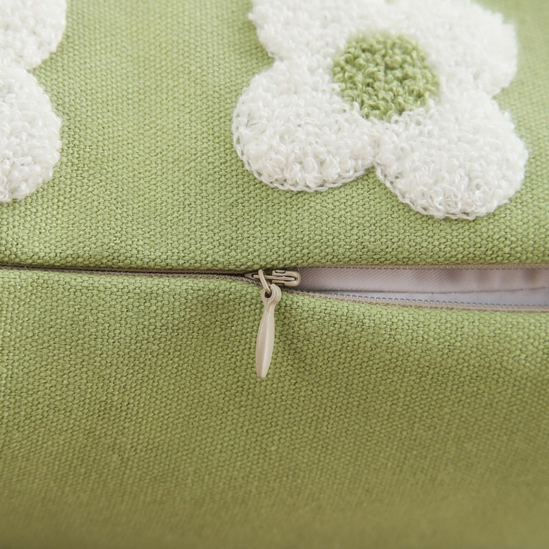 BlossomLuxe – Geborduurde Lumbar Kussenhoes met Speelse Madeliefjes