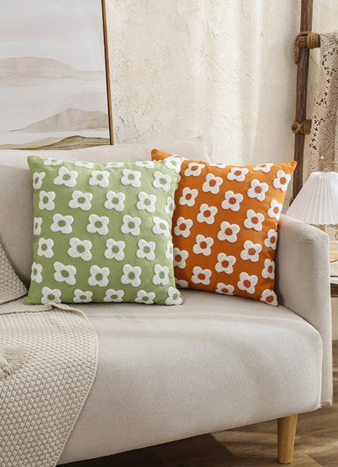 BlossomLuxe – Geborduurde Lumbar Kussenhoes met Speelse Madeliefjes