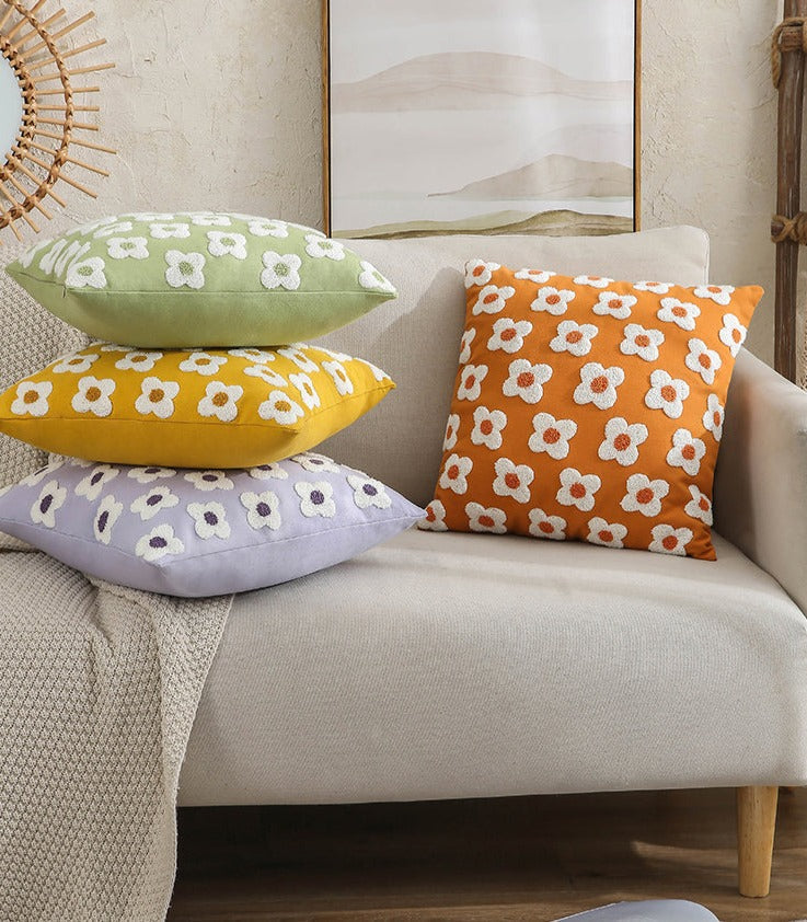 BlossomLuxe – Geborduurde Lumbar Kussenhoes met Speelse Madeliefjes