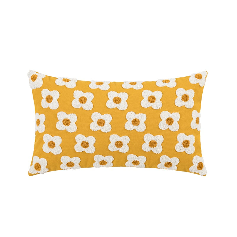 BlossomLuxe – Geborduurde Lumbar Kussenhoes met Speelse Madeliefjes