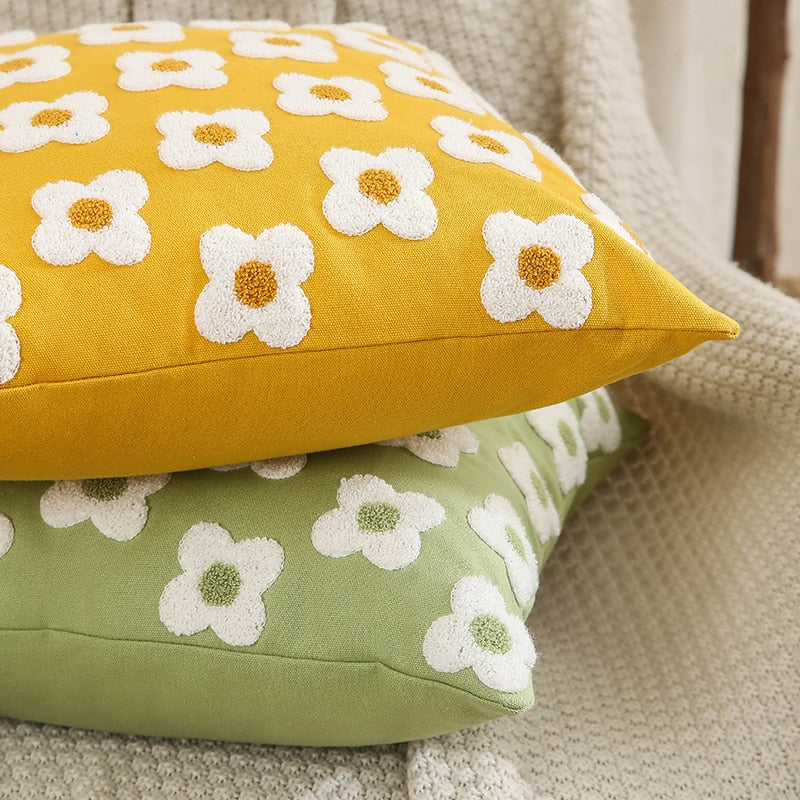 BlossomLuxe – Geborduurde Lumbar Kussenhoes met Speelse Madeliefjes