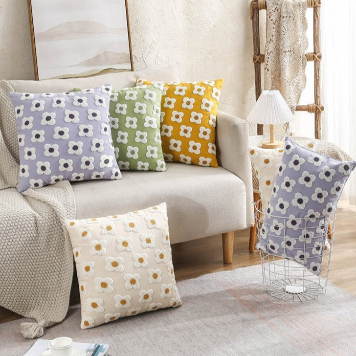 BlossomLuxe – Geborduurde Lumbar Kussenhoes met Speelse Madeliefjes