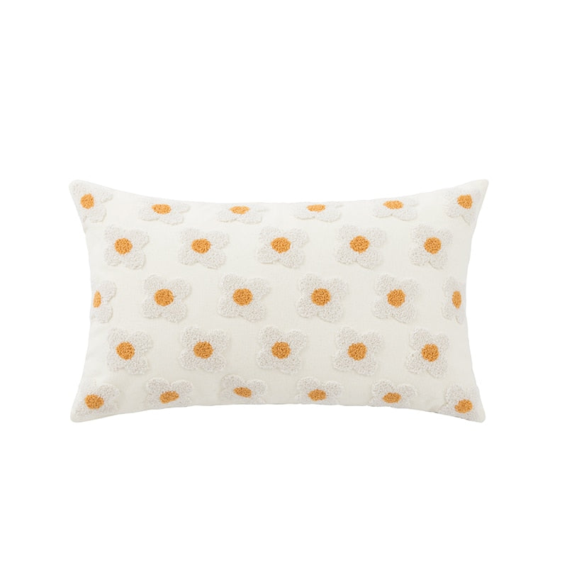 BlossomLuxe – Geborduurde Lumbar Kussenhoes met Speelse Madeliefjes
