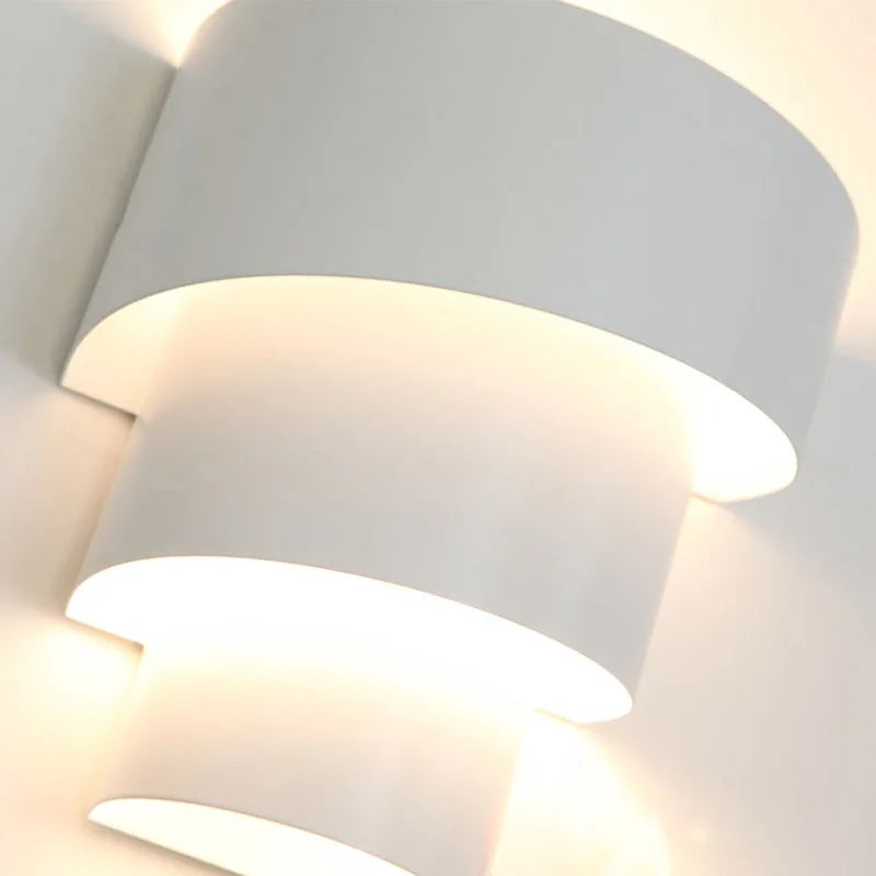 LumièreLine – Modern Wall Lamp with Elegant LED Design and Diffuse Light