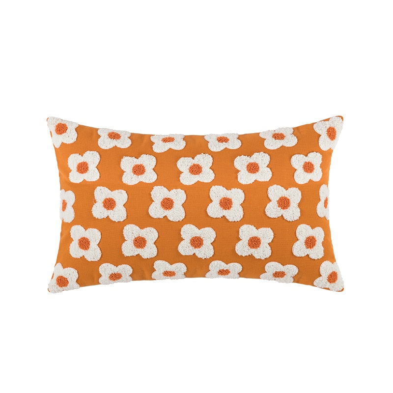 BlossomLuxe – Geborduurde Lumbar Kussenhoes met Speelse Madeliefjes
