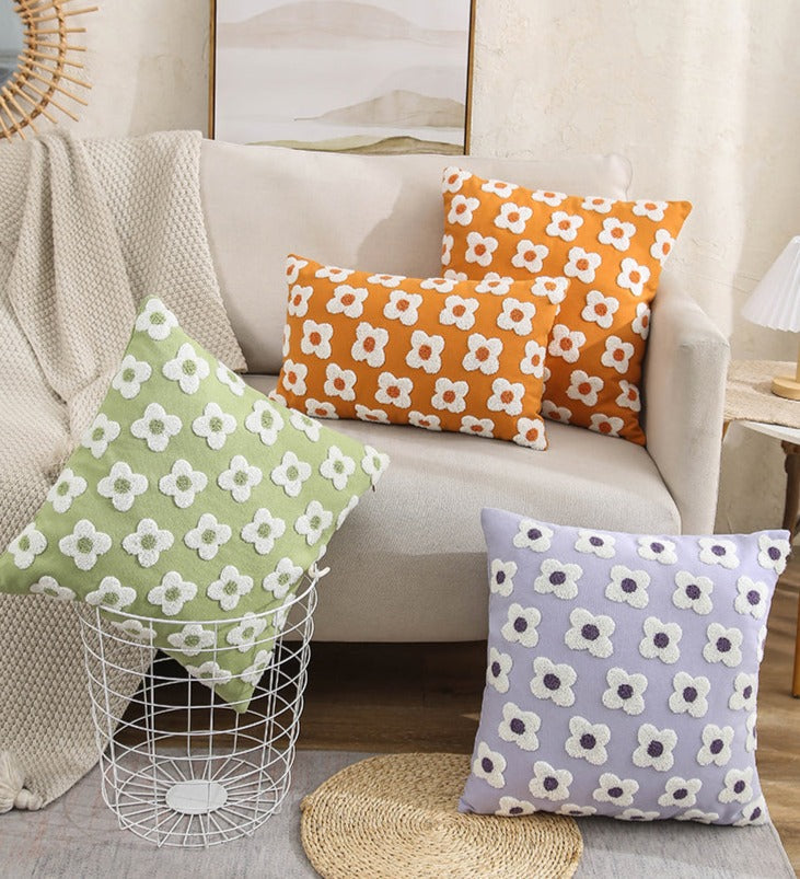 BlossomLuxe – Geborduurde Lumbar Kussenhoes met Speelse Madeliefjes
