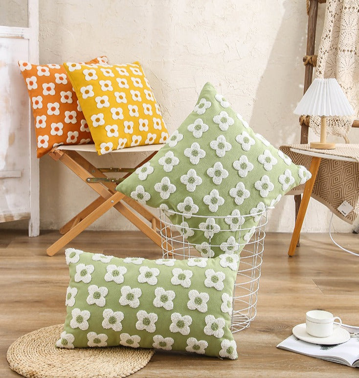BlossomLuxe – Geborduurde Lumbar Kussenhoes met Speelse Madeliefjes