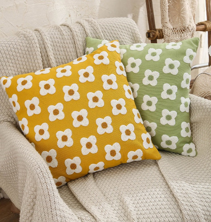 BlossomLuxe – Geborduurde Lumbar Kussenhoes met Speelse Madeliefjes