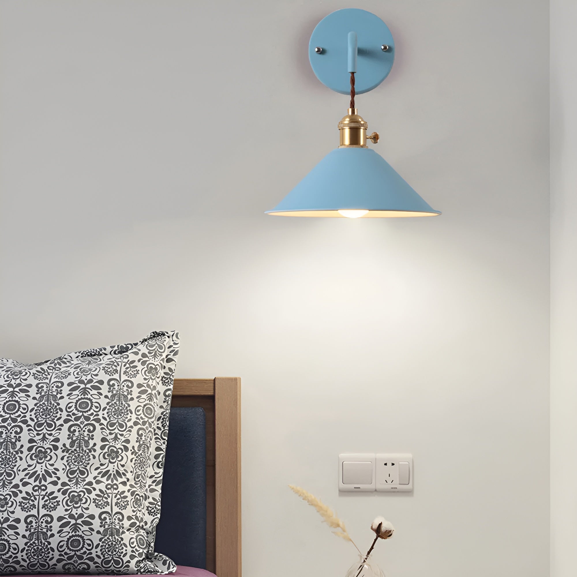 RetroGlow – Vintage-Inspiring Wall Lamp with Playful Elegance