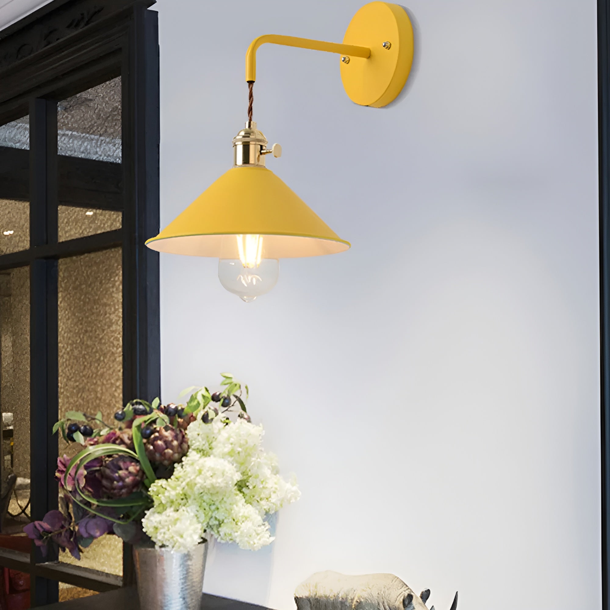 RetroGlow – Vintage-Inspiring Wall Lamp with Playful Elegance