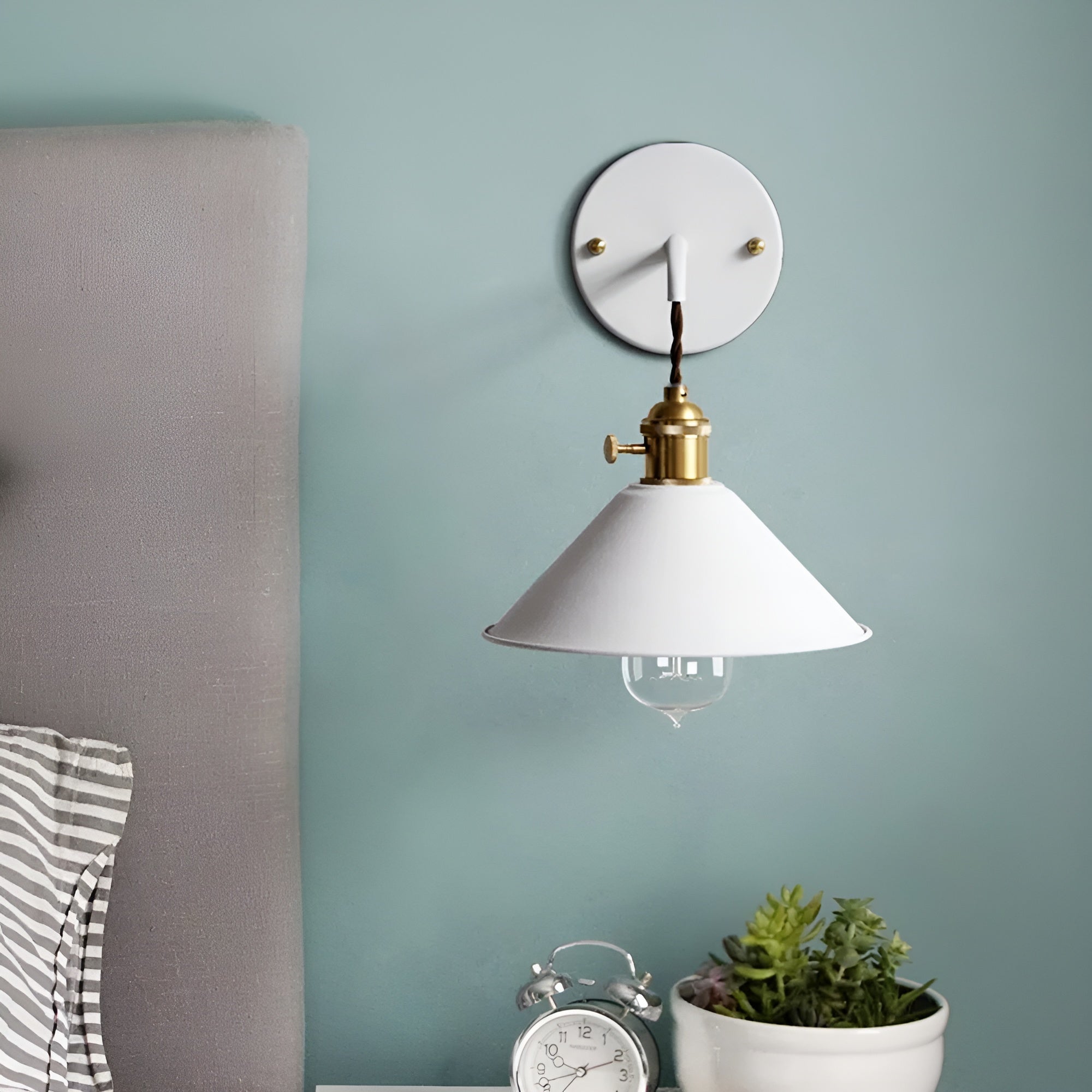 RetroGlow – Vintage-Inspiring Wall Lamp with Playful Elegance