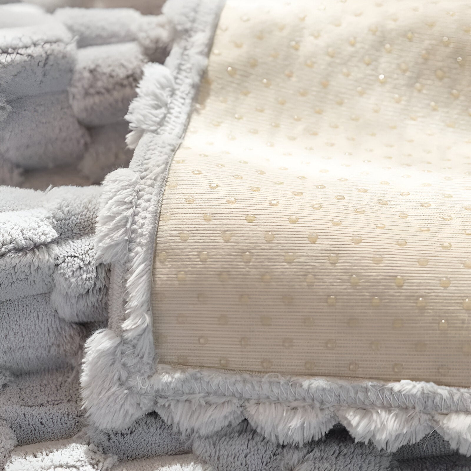 HoneyLuxe – Elegant Non-Slip Cover with Luxury Honeycomb Design