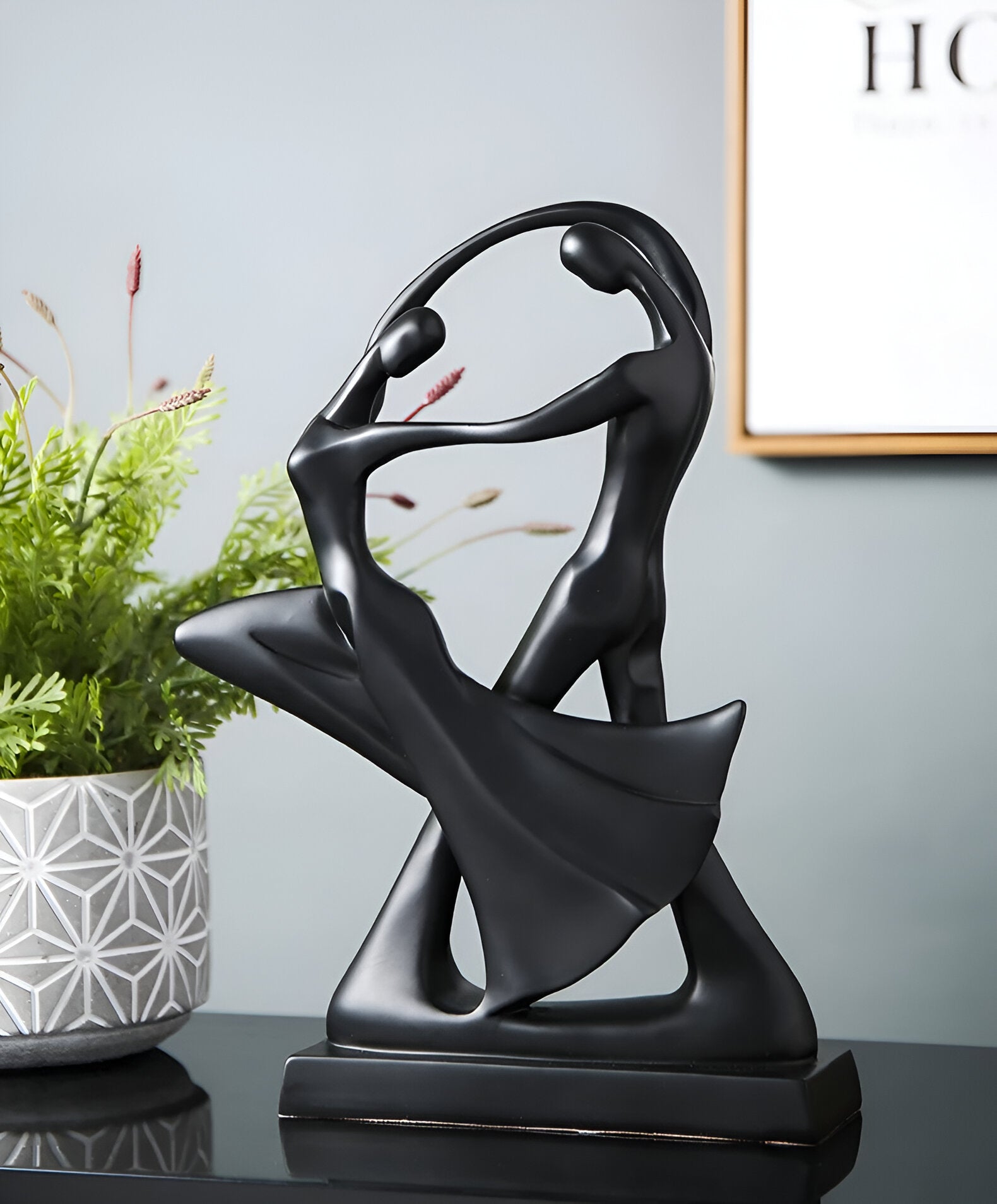 SwayDuo – Modern Dancing Sculpture of Elegant Resin for an Artistic Interior