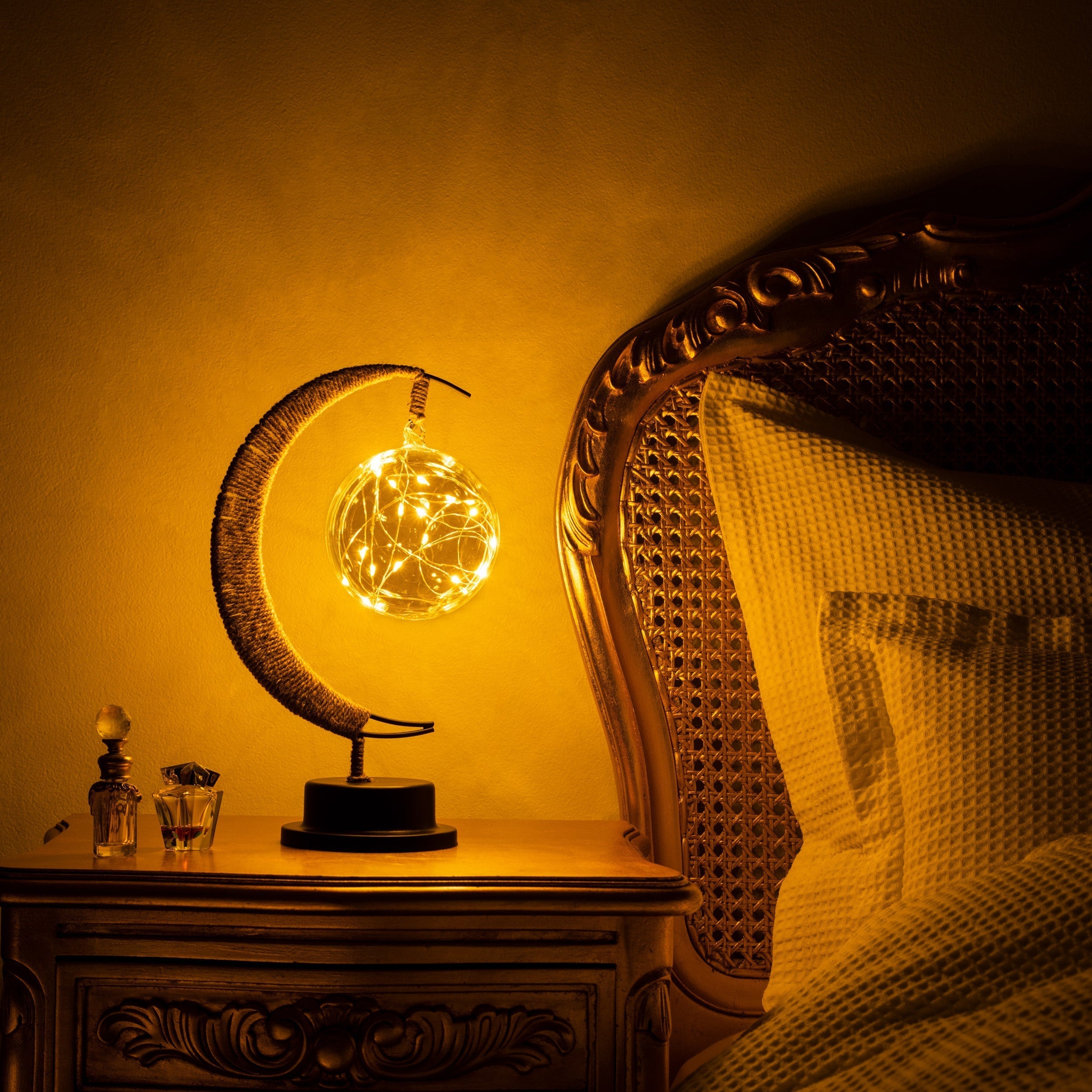LunaGlow – Enchanting Table Lamp with Warm Light for an Atmospheric Ambience