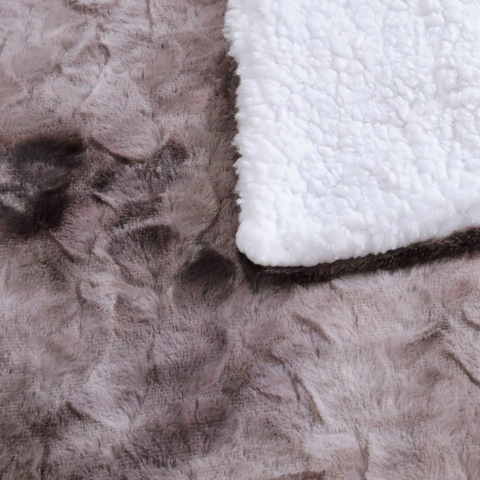 CloudLuxe – Double-Layered Fluffy Bedspread with Luxury Comfort