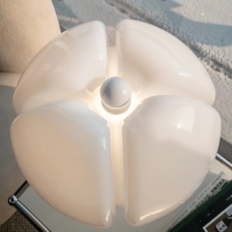BloomSphere – Luxe Tafellamp met Verfijnd Bloemdesign