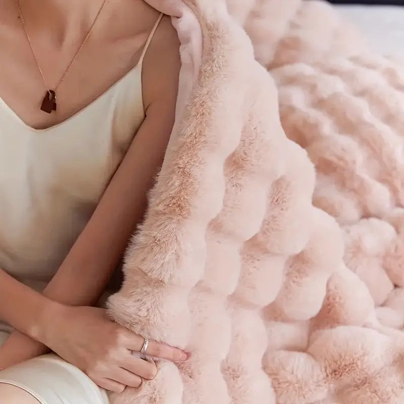 VeluLuxe – Soft Faux-Fur Throw for a Warm & Stylish Interior