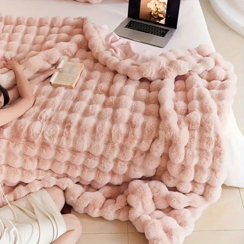 VeluLuxe – Soft Faux-Fur Throw for a Warm & Stylish Interior