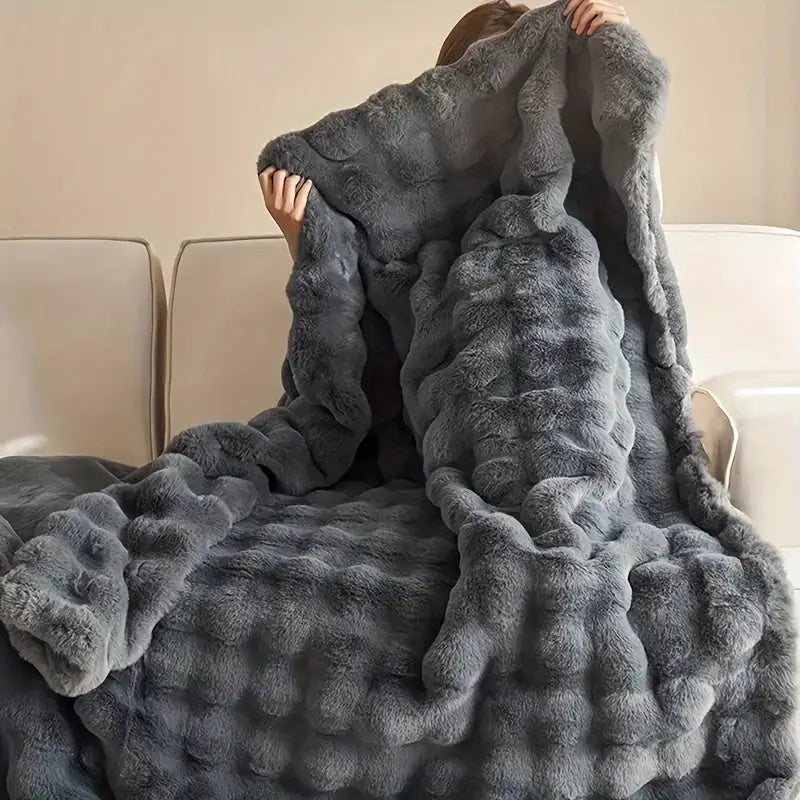 VeluLuxe – Soft Faux-Fur Throw for a Warm & Stylish Interior