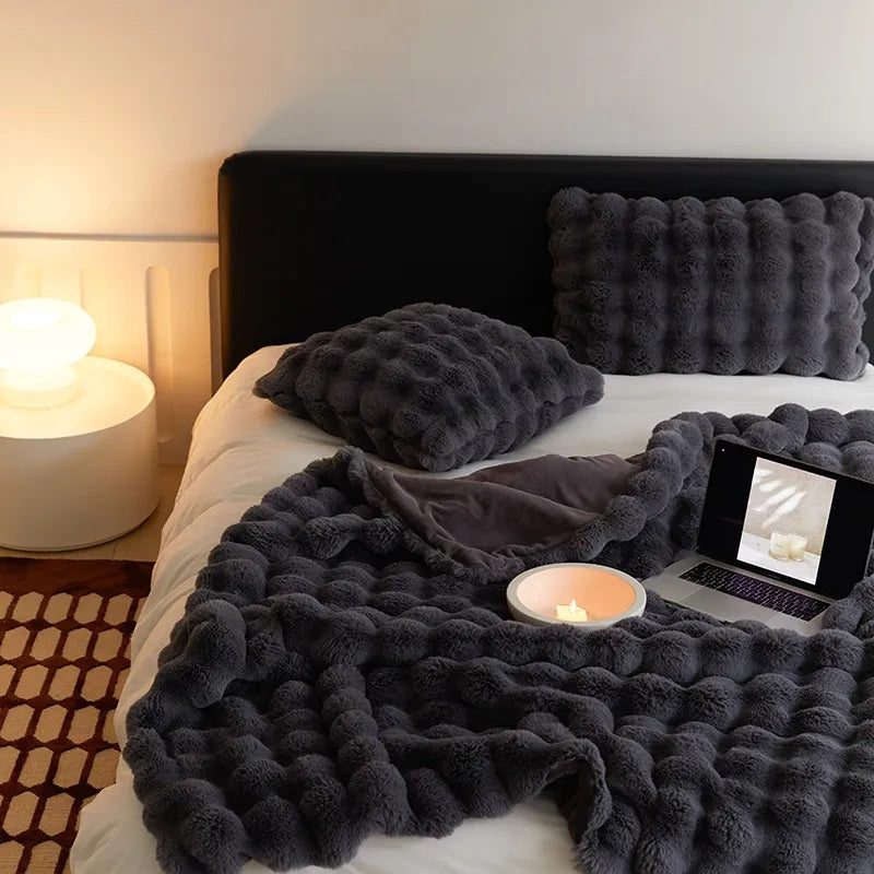 VeluLuxe – Soft Faux-Fur Throw for a Warm & Stylish Interior