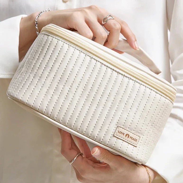 LumiÉclat Luxe Cosmetic Organizer – Stylish Makeup Bag for Elegant Travelers