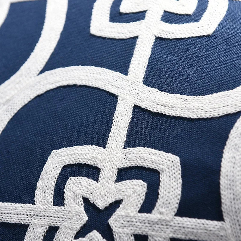 NovaLuxe – Stijlvolle Geborduurde Kussenhoes met Tijdloos Quatrefoil Motief