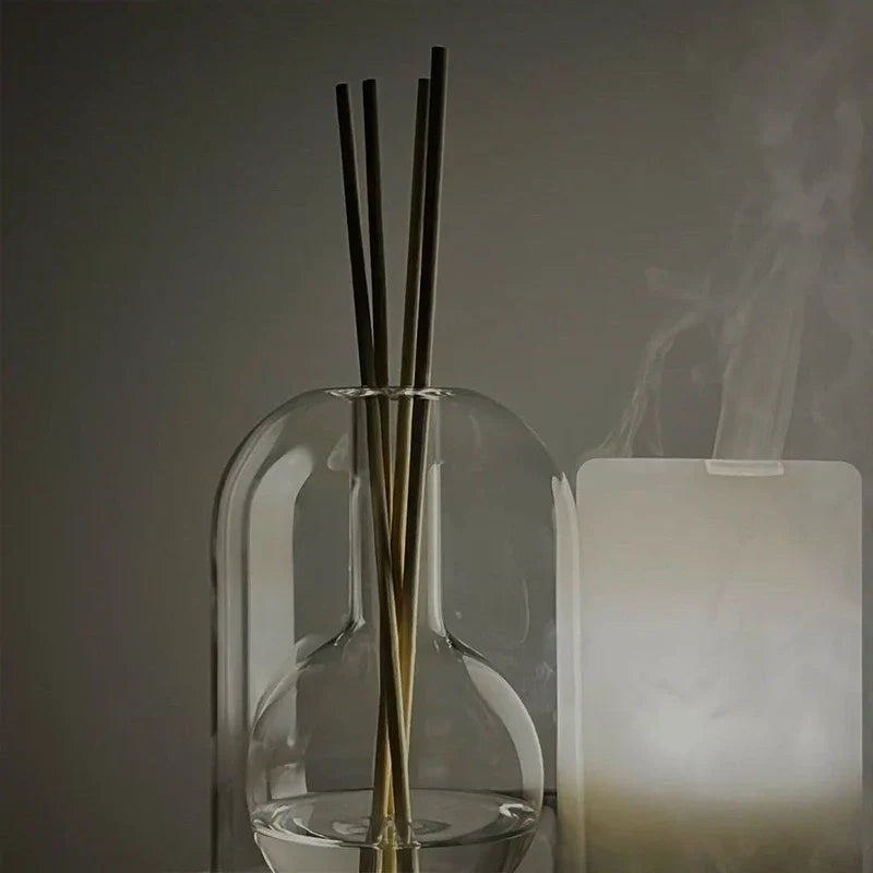 AromaLuxe – Elegant Fragrance Diffuser with Minimalist Design for a Soothing Atmosphere