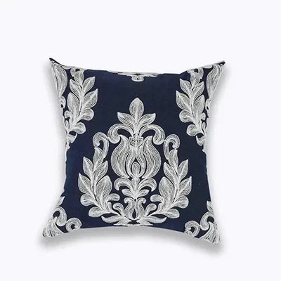 NovaLuxe – Stijlvolle Geborduurde Kussenhoes met Tijdloos Quatrefoil Motief