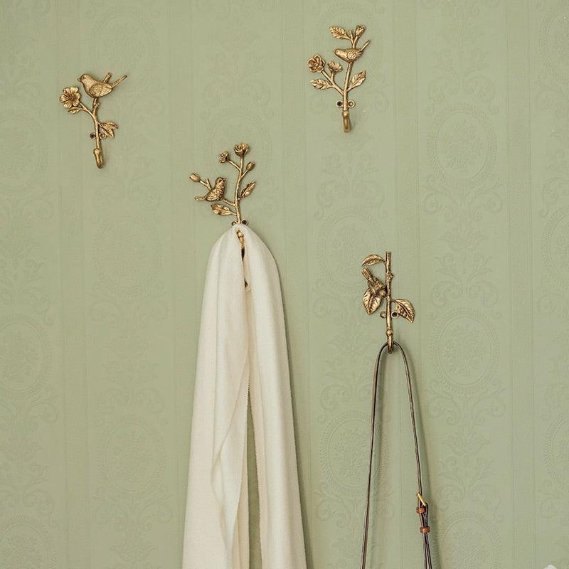 AvianCharm – Metal Wall Hook with Playful Bird Design
