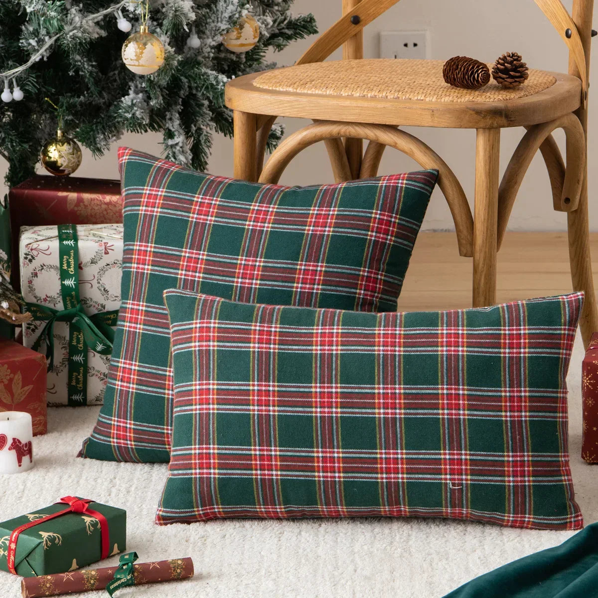 HolidayGlow – Christmas Plaid Cushion Cover with Snowflake Motif for a Magical Interior
