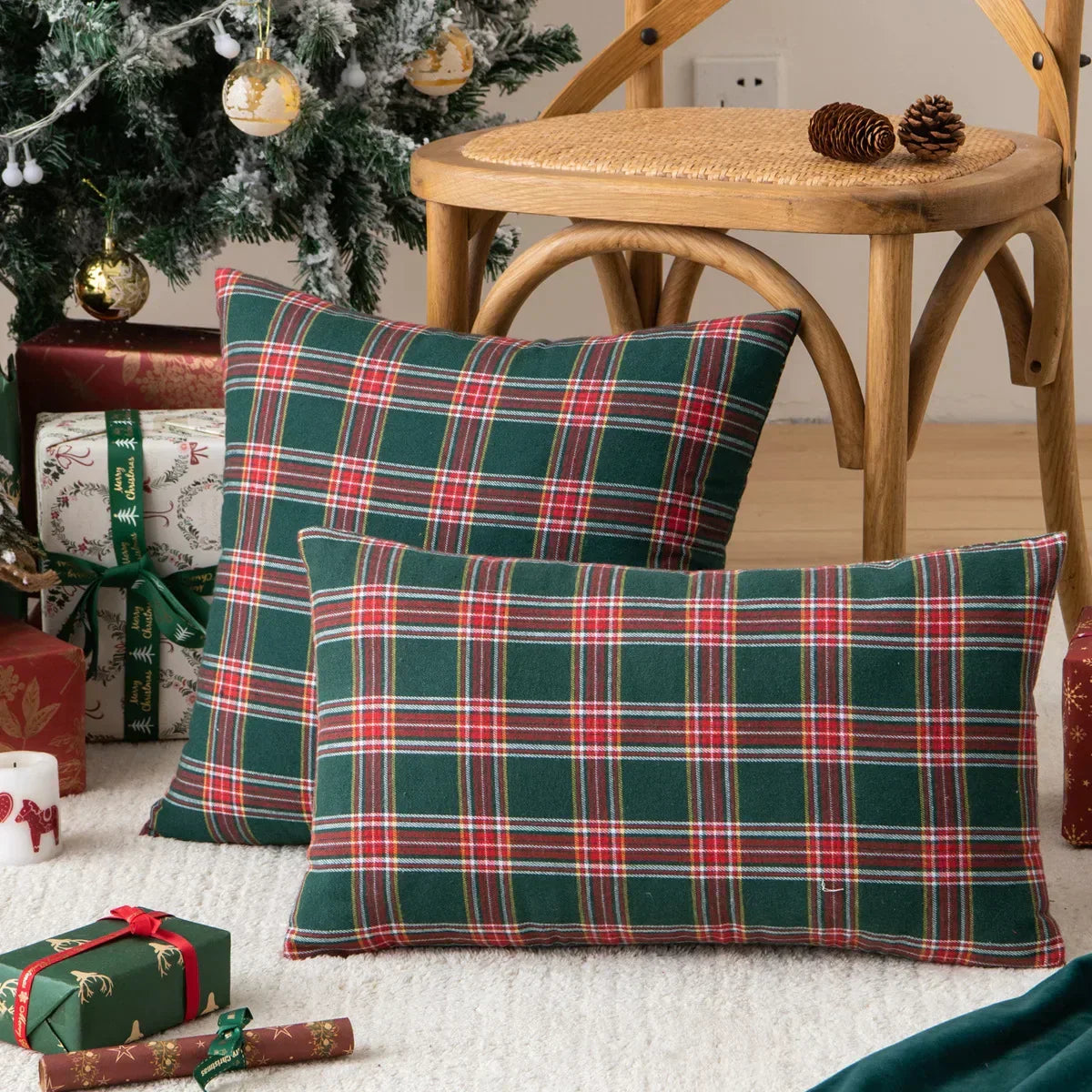 Noëluxe – Klassieke Geruite Kussenhoes met Warme Kerstsfeer