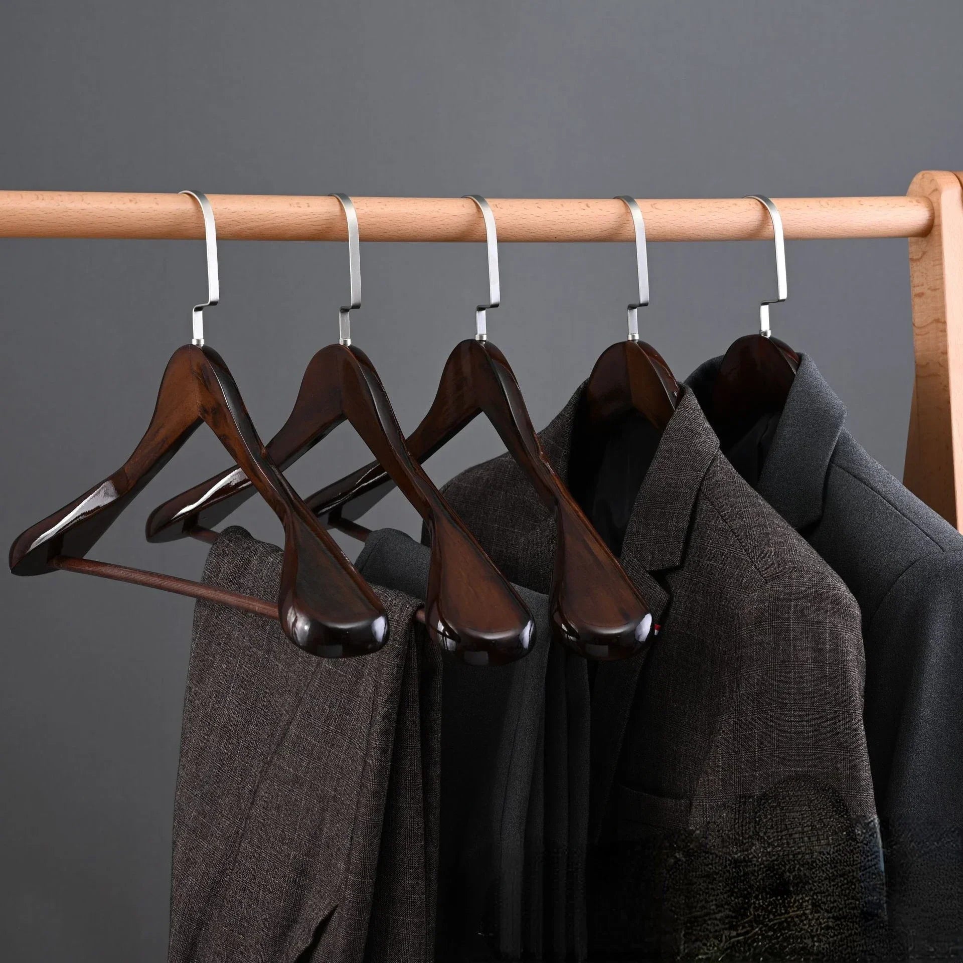 Oaklee Élite – Luxury Wooden Clothes Hangers with Refined Design