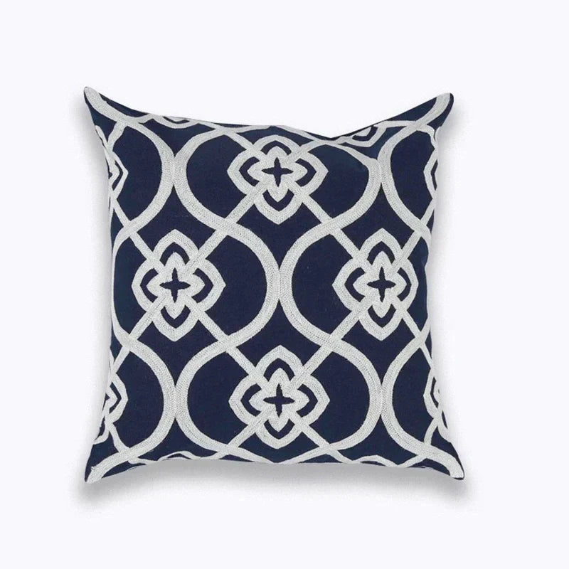 NovaLuxe – Stijlvolle Geborduurde Kussenhoes met Tijdloos Quatrefoil Motief