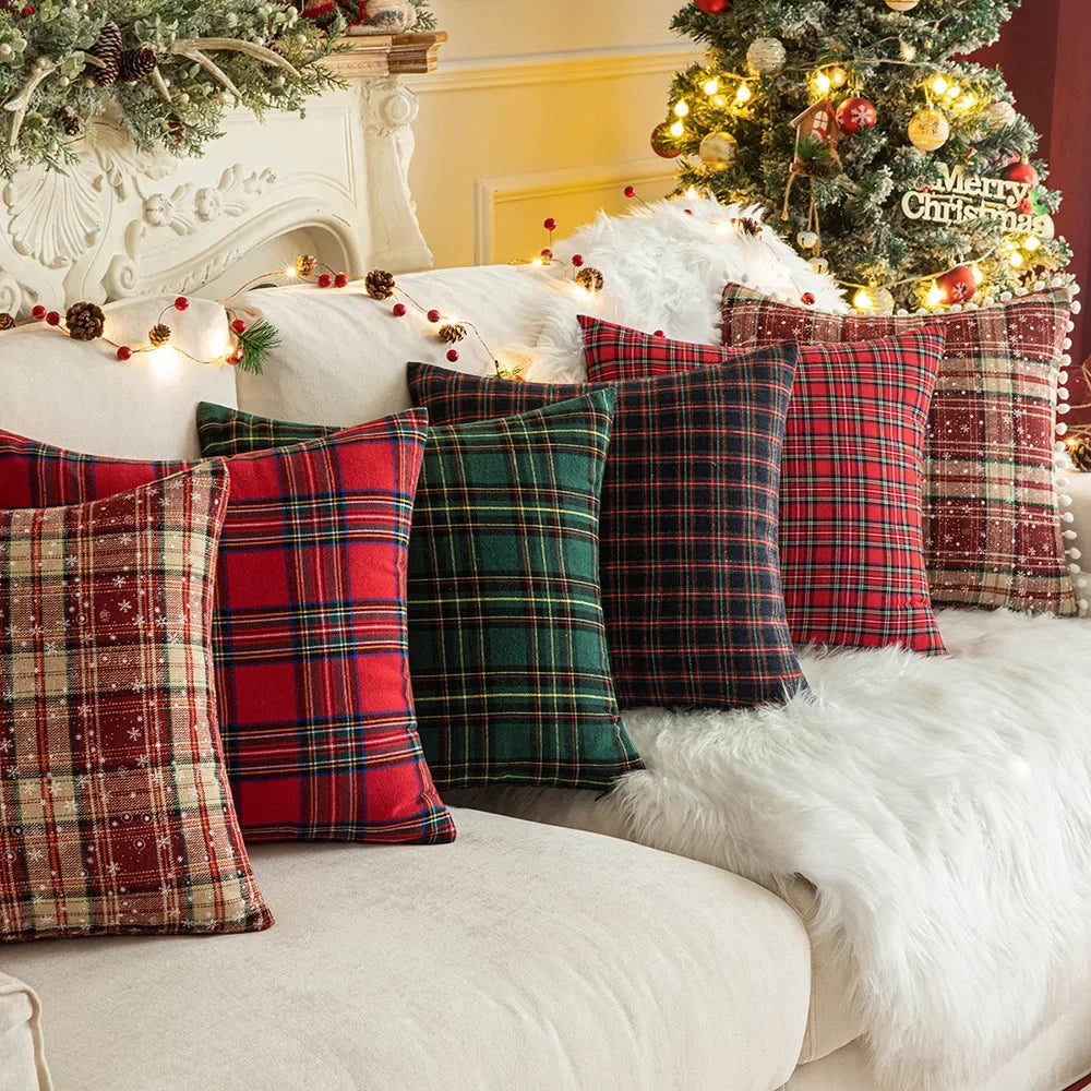 HolidayGlow – Christmas Plaid Cushion Cover with Snowflake Motif for a Magical Interior