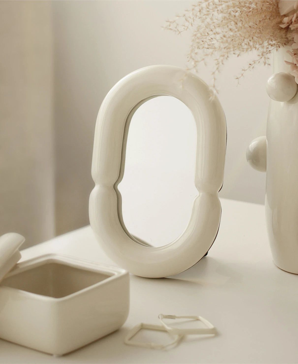 SerenaShape – Elegant Oval Mirror with Sculptural Shape