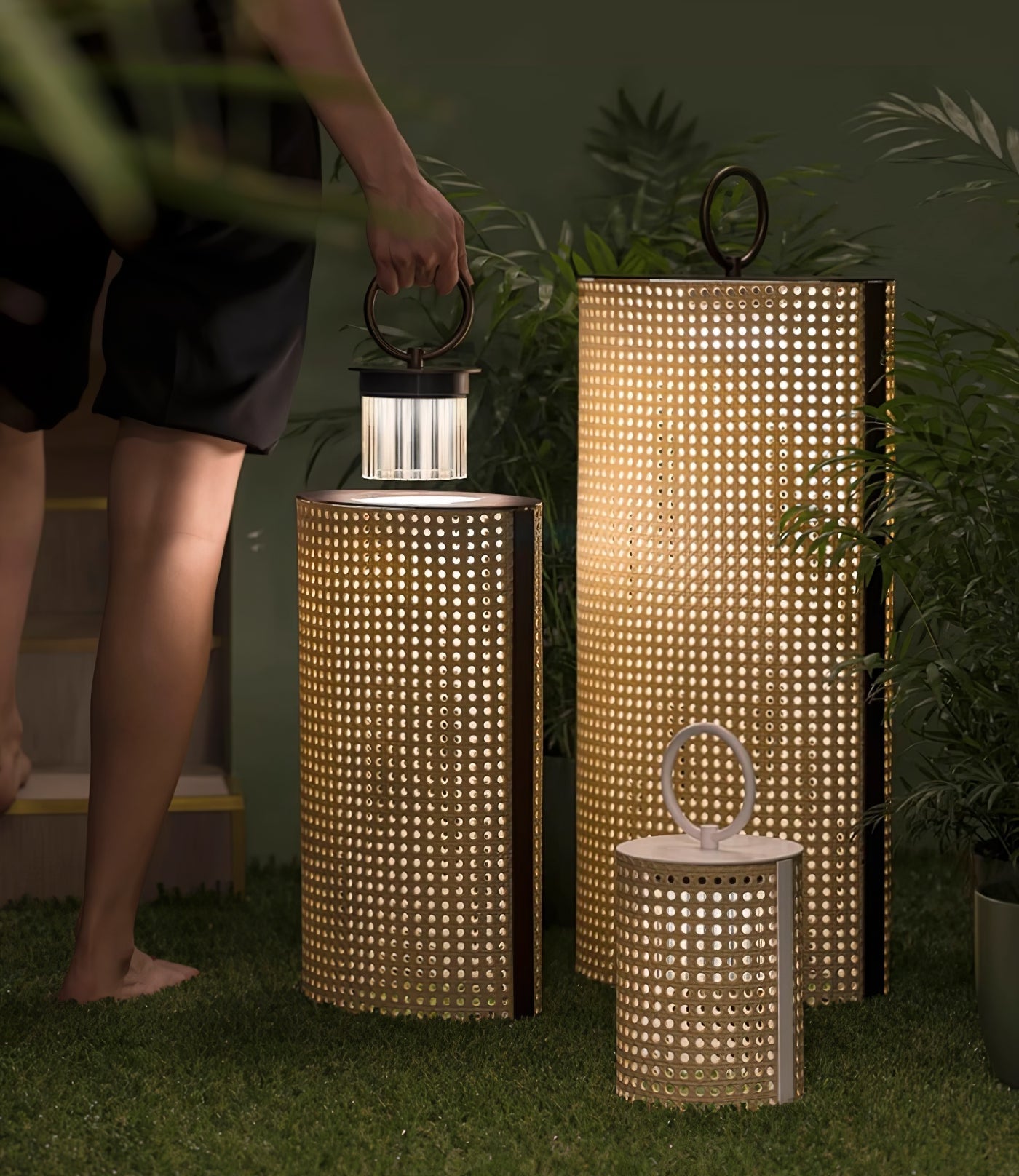 Lanterne Solaire d'Extérieur avec Télécommande et Revêtement en Rotin pour Jardin et Terrasse