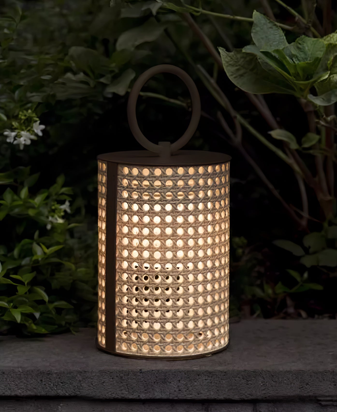 Lanterne Solaire d'Extérieur avec Télécommande et Revêtement en Rotin pour Jardin et Terrasse
