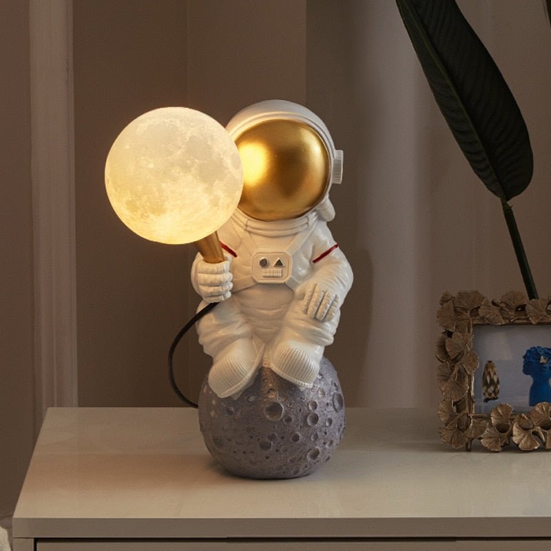 AstroGlow – Luxury Astronaut Table Lamp with Cosmic Elegance