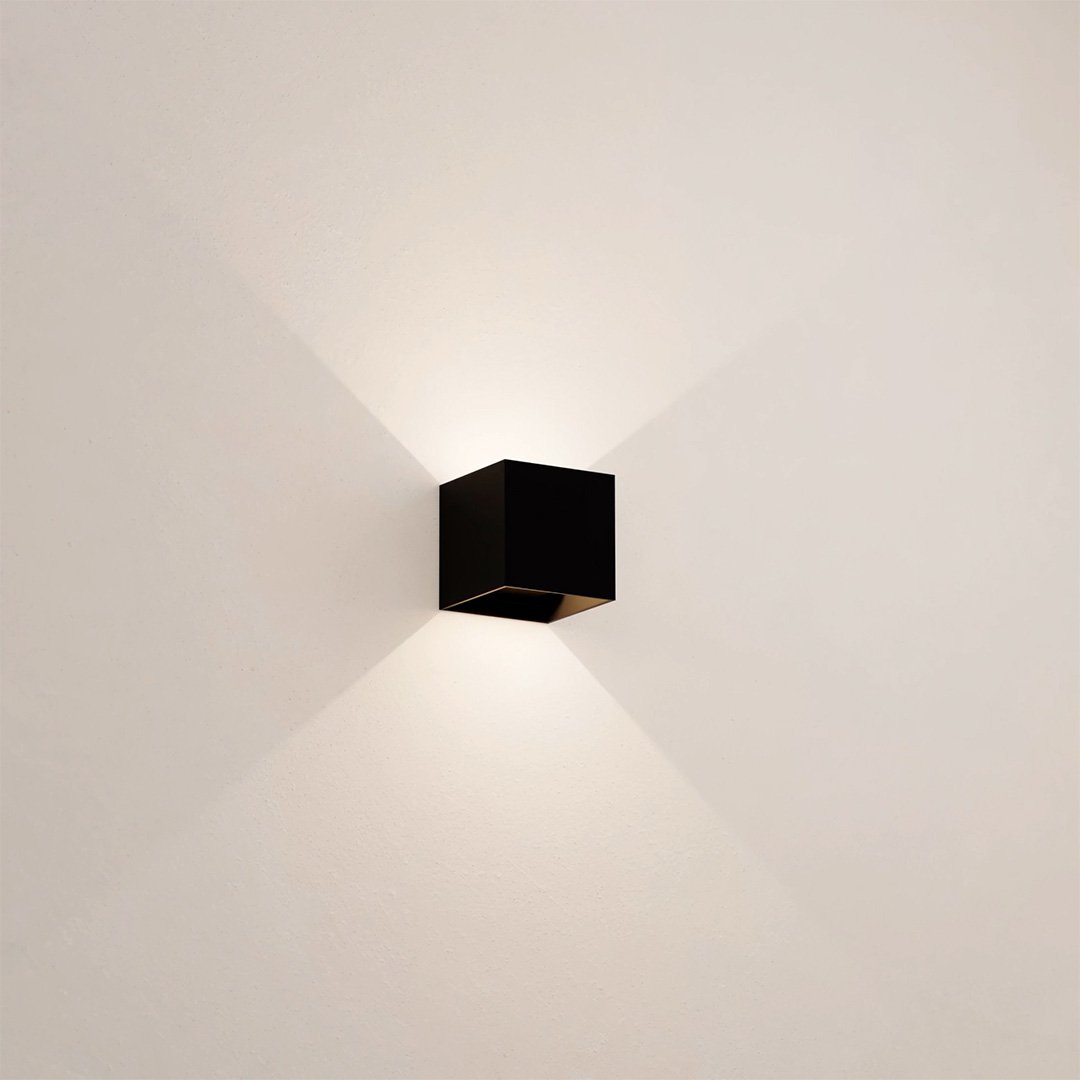 Xena – LED Wall Lamp with Adjustable Light Valves