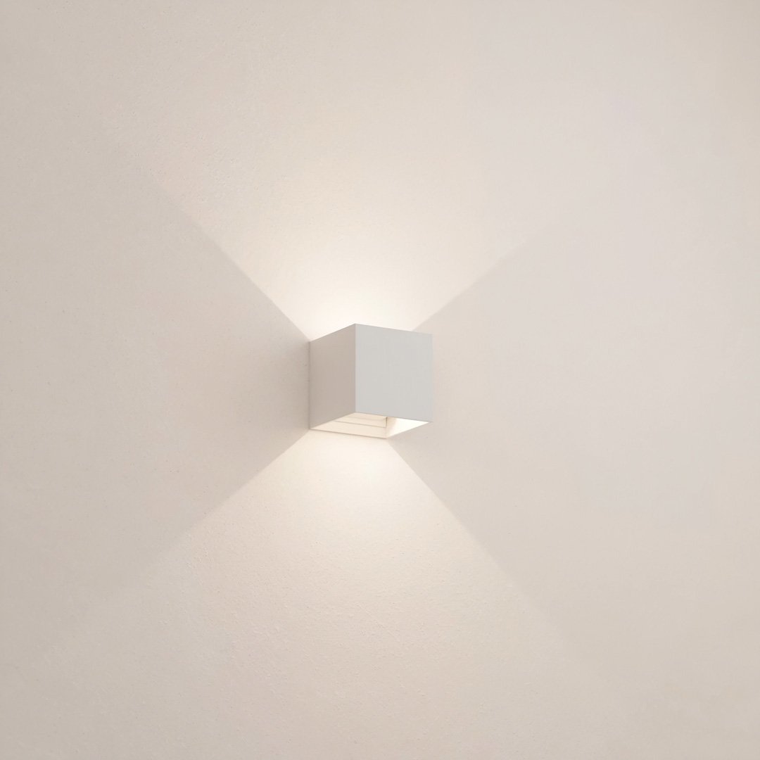Xena – LED Wall Lamp with Adjustable Light Valves