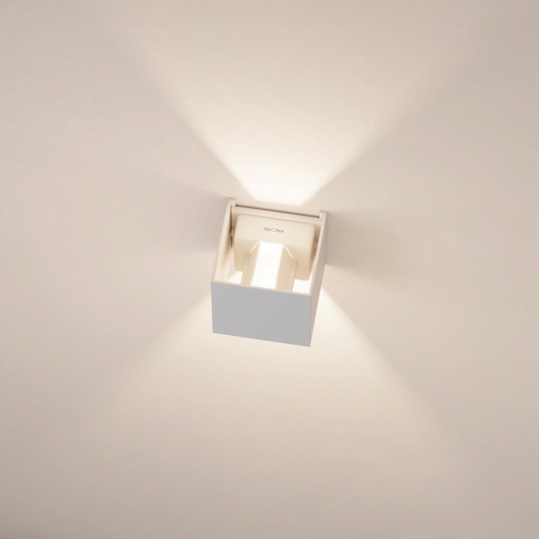Xena – LED Wall Lamp with Adjustable Light Valves